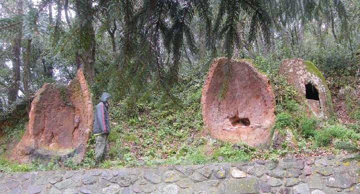 dochované pece v Pyrenejích - převzato z článku kolektivu autorů "Pitch production during the Roman period: an intensive mountain industry for a globalised economy?" z roku 2012