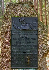 pomnikujezd_min.jpg