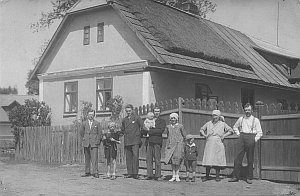 chalupa u rybníčku Na drahách (kovárna rodiny Voříškových, vpravo vykukuje střecha věřtatu)