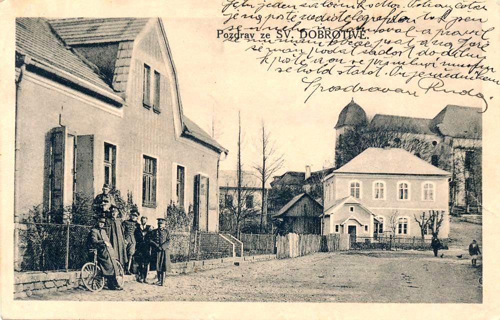 pohlednice z r. 1929, je vpravo pan Adámek? Active Image